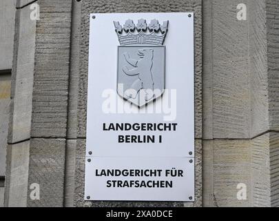Berlino, Germania. 3 giugno 2024. Un cartello sulla facciata del tribunale penale Moabit di Turmstraße indica il tribunale distrettuale di Berlino. Crediti: Jens Kalaene/dpa/Alamy Live News Foto Stock