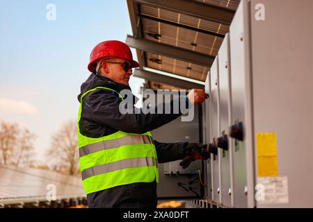 Una vista panoramica di un uomo che lavora al Solar Field Construction Site in Germania Foto Stock