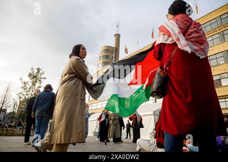 Bruxelles, Belgio. 3 giugno 2024. Manifestanti ritratti al di fuori di un dibattito sulla situazione in Medio Oriente e sulle relazioni tra Israele e Palestina, organizzato dall'università ULB, a Bruxelles, lunedì 3 giugno 2024. Israele continua la sua guerra a Gaza, bombardando città. Circa 34,000 palestinesi sono stati uccisi negli attacchi, a seguito dell'ondata di Hamas del 7 ottobre 2023, uccidendo 1200 persone e prendendo oltre 200 ostaggi. BELGA FOTO HATIM KAGHAT credito: Belga News Agency/Alamy Live News Foto Stock