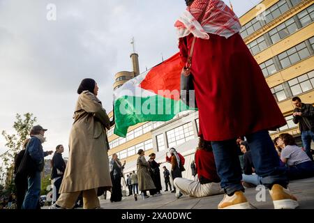 Bruxelles, Belgio. 3 giugno 2024. Manifestanti ritratti al di fuori di un dibattito sulla situazione in Medio Oriente e sulle relazioni tra Israele e Palestina, organizzato dall'università ULB, a Bruxelles, lunedì 3 giugno 2024. Israele continua la sua guerra a Gaza, bombardando città. Circa 34,000 palestinesi sono stati uccisi negli attacchi, a seguito dell'ondata di Hamas del 7 ottobre 2023, uccidendo 1200 persone e prendendo oltre 200 ostaggi. BELGA FOTO HATIM KAGHAT credito: Belga News Agency/Alamy Live News Foto Stock