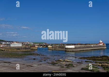 Una marea eccezionalmente bassa al porto di Arbroath, che mostra l'acqua poco profonda all'ingresso del porto di Tidal e lo scivolo RNLI completamente scoperto. Foto Stock