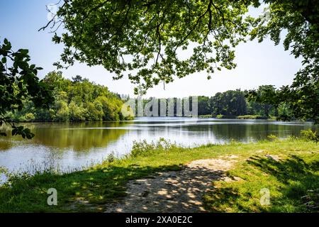 Il lago Emperor sopra la casa padronale di Chatsworth Manor House a Bakewell, Derbyshire, Regno Unito Foto Stock