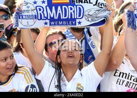 Madrid, spagnolo. 2 giugno 2024. Madrid, Regno di Spagna; 02.06.2024.- tifosi. Il Real Madrid celebra la sua vittoria in Champions League di fronte ai suoi tifosi posizionando la sciarpa e la bandiera della dea Cybele nella sua fontana. Nacho Fernández è a capo del team merengue con Luca Modric, Toni Kross e Dani Carvajal. Migliaia di persone hanno partecipato all'evento. Crediti: Juan Carlos Rojas/dpa/Alamy Live News Foto Stock