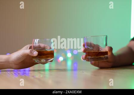 Un gruppo di uomini d'affari ha tenuto insieme gli occhiali di brandy per applaudire gli occhiali di brandy dopo aver concluso le trattative sulle imprese e aver raggiunto un sati Foto Stock