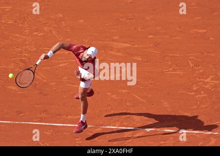 Roland Garros, Parigi, Francia. 3 giugno 2024. Torneo di tennis Open francese 2024, giorno 9; Novak Djokovic serve nei quarti di finale crediti: Action Plus Sports/Alamy Live News Foto Stock