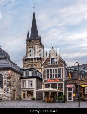 La splendida cattedrale di Aquisgrana al tramonto, NRW, Germania. Foto Stock