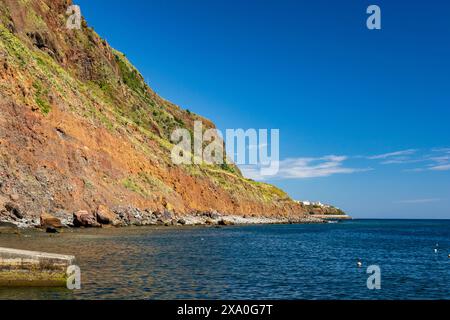 Vista sul litorale dal pendio roccioso all'oceano aperto a Madeira Foto Stock