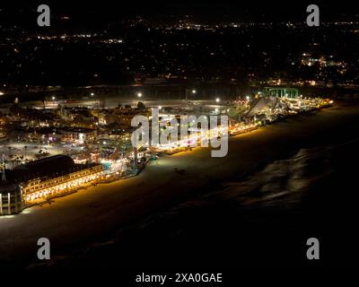 Una vista aerea del lungomare di Santa Cruz, California, USA illuminata di notte Foto Stock