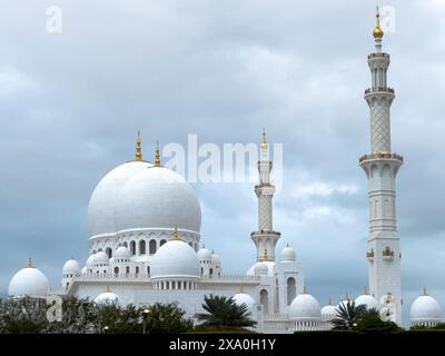 La splendida vista della grande Moschea dello Sceicco Zayed ad Abu Dhabi Foto Stock