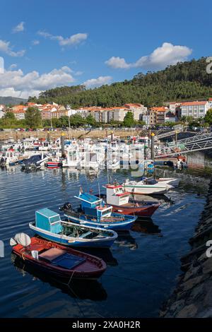 Spagna, Galizia, Porto do Son, il porto con barche ormeggiate Foto Stock