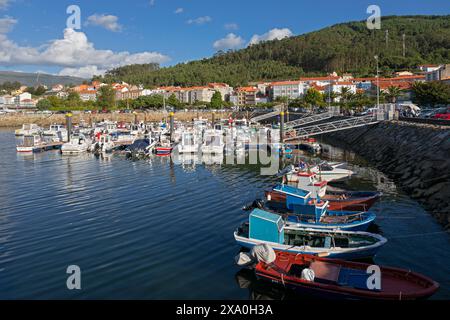 Spagna, Galizia, Porto do Son, Porto con barche da pesca ormeggiate Foto Stock