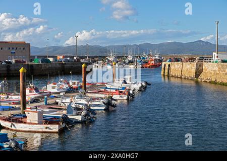 Spagna, Galizia, Porto do Son, il porto con barche da pesca ormeggiate Foto Stock