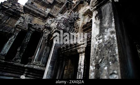 Antica colonna in pietra e colonne di edificio storico adornate da intricate incisioni Foto Stock