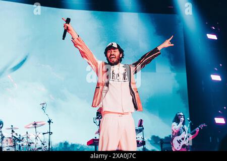 Roma, Italia. 10 maggio 2024. Riccardo Zanotti si esibisce sul palco con la sua band Pinguini attici Nucleari al Palazzo dello Sport di Roma. Credito: SOPA Images Limited/Alamy Live News Foto Stock