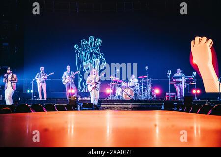 Roma, Italia. 10 maggio 2024. Riccardo Zanotti si esibisce sul palco con la sua band Pinguini attici Nucleari al Palazzo dello Sport di Roma. Credito: SOPA Images Limited/Alamy Live News Foto Stock