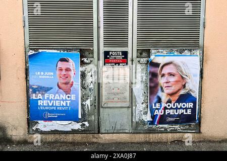 Un poster della campagna per Marine le Pen è appeso su un edificio di Saint-Didier, Provence-Alpes-Côte d'Azur, Francia, il 22 maggio 2024. Le Pen è un membro di spicco del partito francese di estrema destra Rassemblement National (RN). (Foto di Samuel Rigelhaupt/Sipa USA) credito: SIPA USA/Alamy Live News Foto Stock