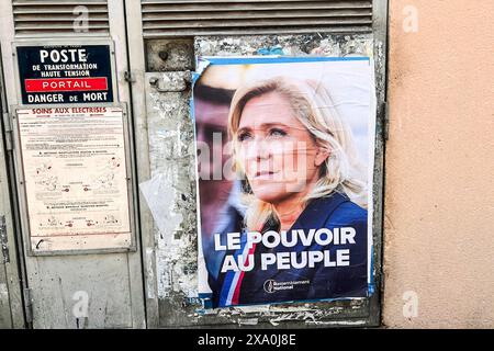 Un poster della campagna per Marine le Pen è appeso su un edificio di Saint-Didier, Provence-Alpes-Côte d'Azur, Francia, il 22 maggio 2024. Le Pen è un membro di spicco del partito francese di estrema destra Rassemblement National (RN). (Foto di Samuel Rigelhaupt/Sipa USA) credito: SIPA USA/Alamy Live News Foto Stock