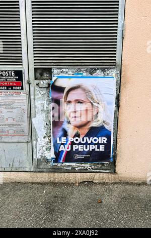 Un poster della campagna per Marine le Pen è appeso su un edificio di Saint-Didier, Provence-Alpes-Côte d'Azur, Francia, il 22 maggio 2024. Le Pen è un membro di spicco del partito francese di estrema destra Rassemblement National (RN). (Foto di Samuel Rigelhaupt/Sipa USA) credito: SIPA USA/Alamy Live News Foto Stock