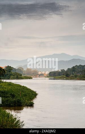 Una verticale di sponde fluviali con barche di legno a Kuala Kangsar, Malesia Foto Stock