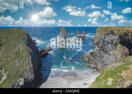 Belle-Ile in Bretagna, paesaggio marino con rocce e scogliere sul Cote Sauvage, gli aghi di Port-Coton Foto Stock