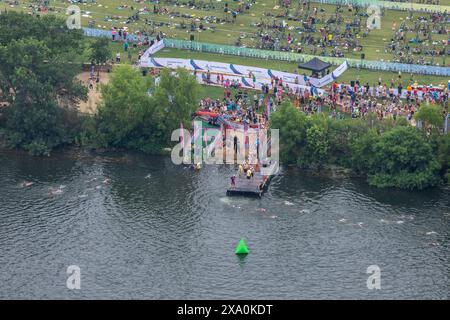 Nuota all'inizio e alla fine del triathlon olimpico di Austin nel lago Ladybird, Austin Texas. Foto Stock