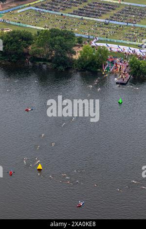 Nuota all'inizio e alla fine del triathlon olimpico di Austin nel lago Ladybird, Austin Texas. Foto Stock