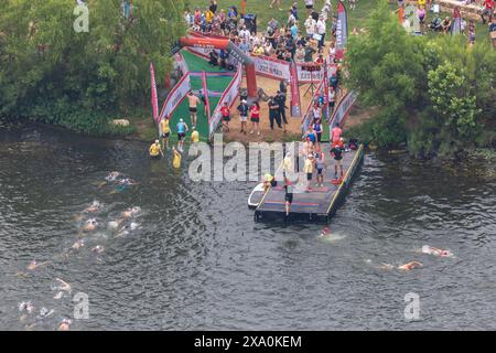 Nuota all'inizio e alla fine del triathlon olimpico di Austin nel lago Ladybird, Austin Texas. Foto Stock