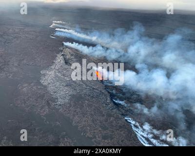 Kilauea, Stati Uniti. 3 giugno 2024. Una vista aerea che mostra le fontane magma dall'eruzione della zona di rift sud-occidentale all'interno della caldera del vulcano Kilauea al Parco Nazionale dei Vulcani delle Hawaii, 3 giugno 2024 a Kilauea, Hawaii. Crediti: USGS Drone/USGS/Alamy Live News Foto Stock