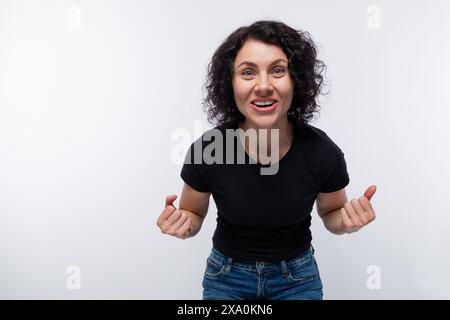 Ritratto di una bella donna con un perm che indossa una t-shirt di base Foto Stock