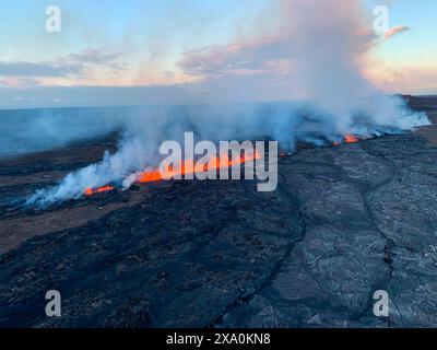 Kilauea, Stati Uniti. 3 giugno 2024. Una vista aerea che mostra le fontane magma dall'eruzione della zona di rift sud-occidentale all'interno della caldera del vulcano Kilauea al Parco Nazionale dei Vulcani delle Hawaii, 3 giugno 2024 a Kilauea, Hawaii. Crediti: USGS Drone/USGS/Alamy Live News Foto Stock