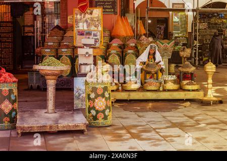 Un chiosco di spezie marocchine a Marrakech, in Marocco. Foto Stock