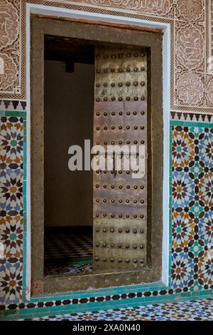Una vista esterna dell'angolo di Ben Youssef Madrasa a Marrakech, Marocco. Foto Stock