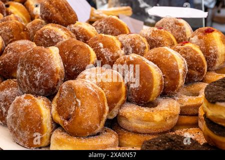 Pasticceria con palle di Berlino ripiene con panna o marmellata di frutta in vendita sul mercato alimentare Foto Stock