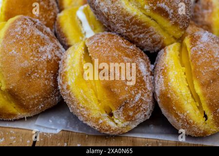 Pasticceria con palle di Berlino ripiene con panna o marmellata di frutta in vendita sul mercato alimentare Foto Stock