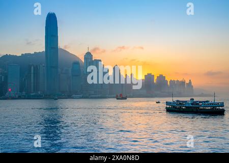 Uno Star Ferry nel Porto di Hong Kong a Dusk, Hong Kong, regione amministrativa speciale di Hong Kong della Repubblica Popolare Cinese, Repubblica Popolare Cinese Foto Stock