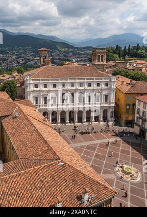 Vista di Bergamo dalla torre Campanone, che offre ai visitatori una vista mozzafiato del centro storico, della Lombardia, dell'Italia Foto Stock