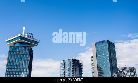 Grattacieli, tra cui la torre A'DAM con l'altalena più alta d'Europa, raffigurata sopra il paesaggio di Overhoeksplein ad Amstermdam Noord nel Netherlan Foto Stock