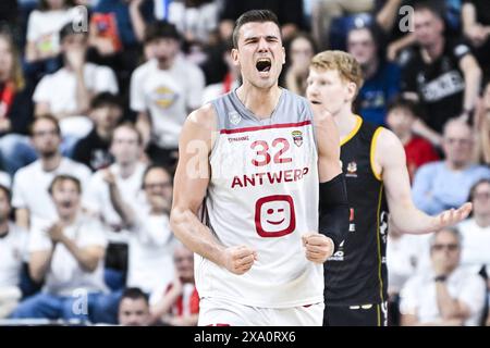 Anversa, Belgio. 3 giugno 2024. Nikola Jovanovic di Anversa festeggia dopo aver segnato durante una partita di basket tra Anversa Giants e BC Oostende, lunedì 03 giugno 2024 ad Anversa, partita 4 (migliore di 5) delle finali belghe del campionato di basket di prima divisione "BNXT League". BELGA PHOTO TOM GOYVAERTS credito: Belga News Agency/Alamy Live News Foto Stock