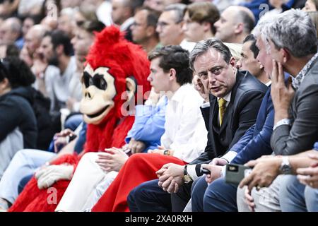 Anversa, Belgio. 3 giugno 2024. Bart De Wever nella foto durante una partita di basket tra Anversa Giants e BC Oostende, lunedì 03 giugno 2024 ad Anversa, partita 4 (migliore di 5) delle finali belghe del campionato di basket di prima divisione "BNXT League". BELGA PHOTO TOM GOYVAERTS credito: Belga News Agency/Alamy Live News Foto Stock