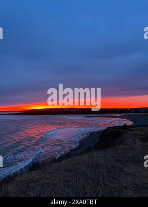Un vibrante tramonto sull'oceano Foto Stock