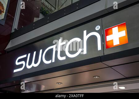 Hong Kong, Cina - 8 aprile 2015: Logo del negozio Swatch. Swatch è un orologiaio svizzero fondato nel 1983 da Ernst Thomke. Foto Stock