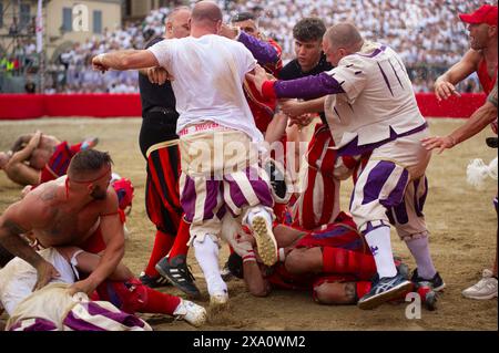 I giocatori si scontrano durante la semifinale tra le squadre bianche (Santo Spirito) e rosse (Santa Maria Novella) del calcio storico Fiorentino a Firenze (Italia), piazza Santa Croce, 1 giugno 2024. Il calcio storico Fiorentino, noto anche come calcio in costume, è un gioco di squadra con un pallone dalle origini remote e oggi una delle più antiche tradizioni fiorentine. Il gioco è una sfida tra i quattro quartieri della città. Le partite si giocano in costumi del XVI secolo e ogni anno viene organizzato un torneo che coinvolge i quattro quartieri storici della città Foto Stock