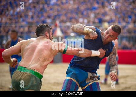 I giocatori si scontrano durante la semifinale tra le squadre Blues (Santa Croce) e Greens (San Giovanni - Duomo) del calcio storico Fiorentino di Firenze (Italia), piazza Santa Croce, 1 giugno 2024. Il calcio storico Fiorentino, noto anche come calcio in costume, è un gioco di squadra con un pallone dalle origini remote e oggi una delle più antiche tradizioni fiorentine. Il gioco è una sfida tra i quattro quartieri della città. Le partite si giocano in costumi del XVI secolo e ogni anno viene organizzato un torneo che coinvolge i quattro quartieri storici della città Foto Stock