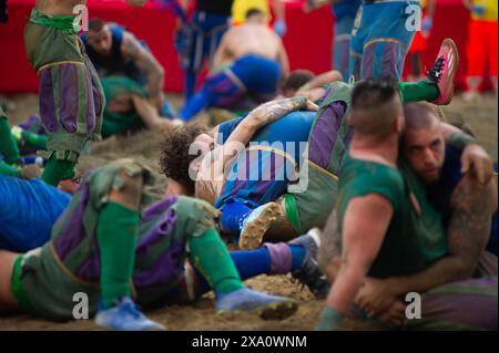 I giocatori si scontrano durante la semifinale tra le squadre Blues (Santa Croce) e Greens (San Giovanni - Duomo) del calcio storico Fiorentino di Firenze (Italia), piazza Santa Croce, 1 giugno 2024. Il calcio storico Fiorentino, noto anche come calcio in costume, è un gioco di squadra con un pallone dalle origini remote e oggi una delle più antiche tradizioni fiorentine. Il gioco è una sfida tra i quattro quartieri della città. Le partite si giocano in costumi del XVI secolo e ogni anno viene organizzato un torneo che coinvolge i quattro quartieri storici della città Foto Stock