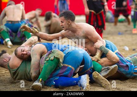 I giocatori si scontrano durante la semifinale tra le squadre Blues (Santa Croce) e Greens (San Giovanni - Duomo) del calcio storico Fiorentino di Firenze (Italia), piazza Santa Croce, 1 giugno 2024. Il calcio storico Fiorentino, noto anche come calcio in costume, è un gioco di squadra con un pallone dalle origini remote e oggi una delle più antiche tradizioni fiorentine. Il gioco è una sfida tra i quattro quartieri della città. Le partite si giocano in costumi del XVI secolo e ogni anno viene organizzato un torneo che coinvolge i quattro quartieri storici della città Foto Stock