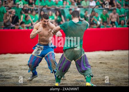 I giocatori si scontrano durante la semifinale tra le squadre Blues (Santa Croce) e Greens (San Giovanni - Duomo) del calcio storico Fiorentino di Firenze (Italia), piazza Santa Croce, 1 giugno 2024. Il calcio storico Fiorentino, noto anche come calcio in costume, è un gioco di squadra con un pallone dalle origini remote e oggi una delle più antiche tradizioni fiorentine. Il gioco è una sfida tra i quattro quartieri della città. Le partite si giocano in costumi del XVI secolo e ogni anno viene organizzato un torneo che coinvolge i quattro quartieri storici della città Foto Stock