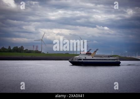 27. 05. 2024, Vlissingen, Paesi Bassi, barca a vela e elicottero nel porto di Vlissingen sotto il cielo nuvoloso Foto Stock