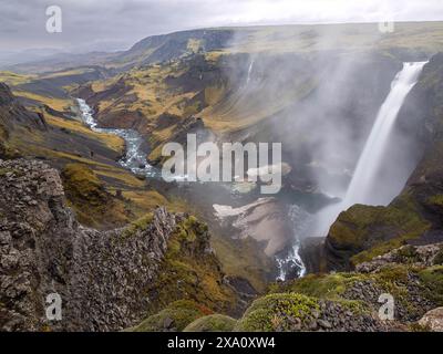 Una vista panoramica della cascata di Haifoss in un lussureggiante paesaggio verde Foto Stock