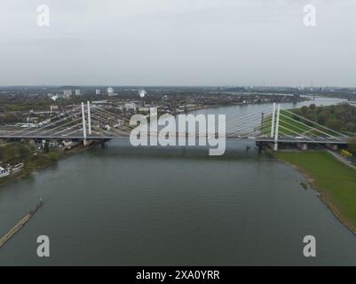 Il ponte sul Reno Neuenkamp a Duisburg, Germania. Foto Stock