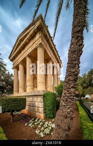 Il giardino pubblico di Barrakka inferiore e il monumento ad Alexander Ball nella città vecchia di la Valletta, capitale di Malta. Foto Stock